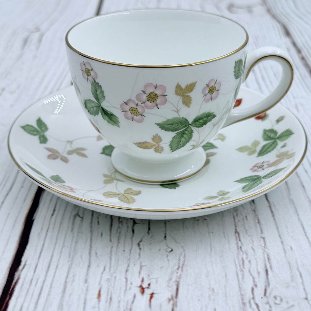 Wedgwood Wild Strawberry Tea Cup Saucer Set Bone China England R4406 Gold Rim